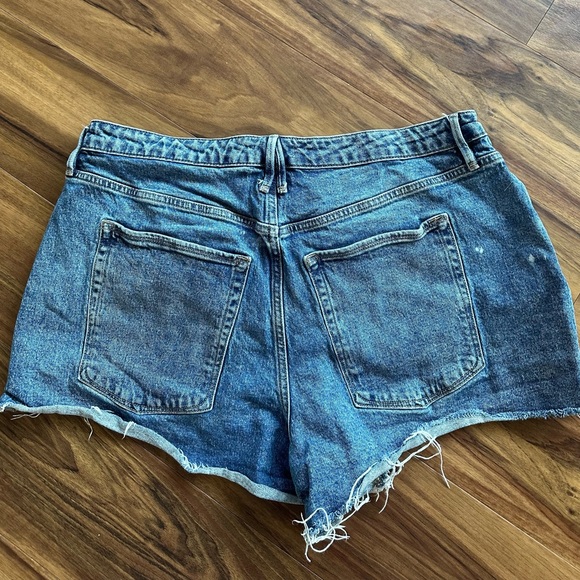 Good American brand cut off denim shorts - Picture 5 of 7